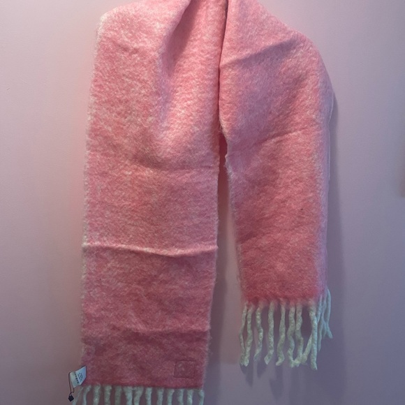 Pink fuzzy scarf. - Picture 1 of 2